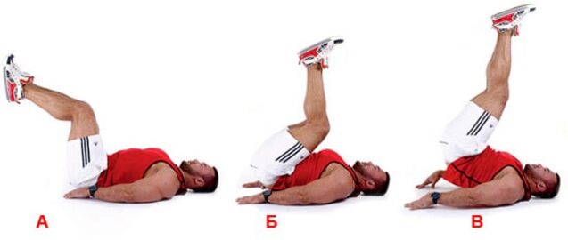 El hombre realiza el ejercicio retorciendo reverso